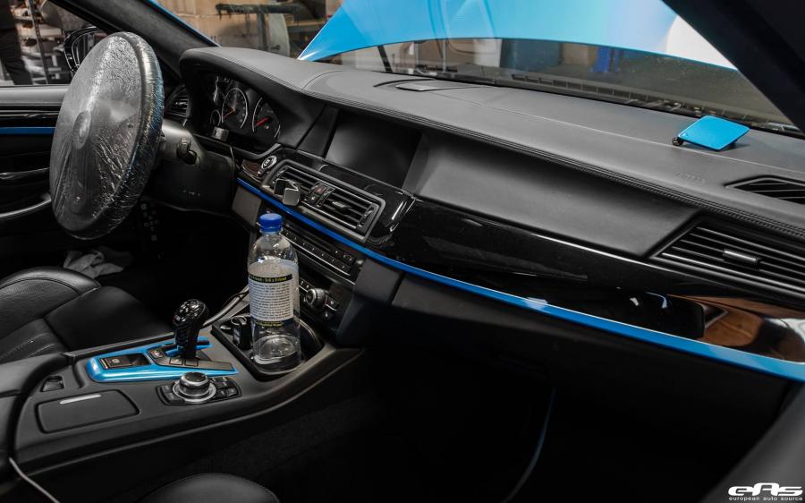 Интерьер BMW M5 Pearlescent Bahama Blue by EAS 2016 года  (фото 7 из 9)